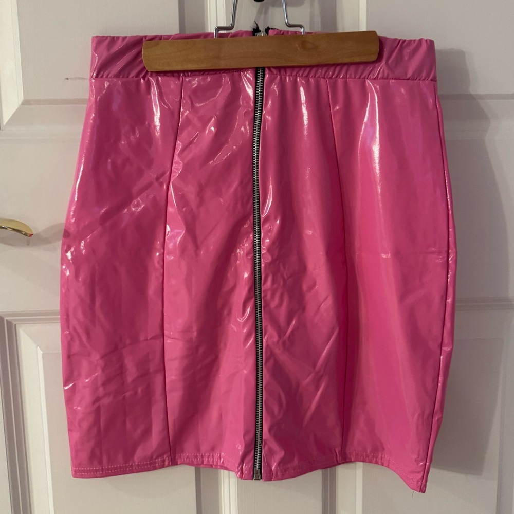 Bright pink pleather skirt from Pretty Little Thing - Picture 3 of 5